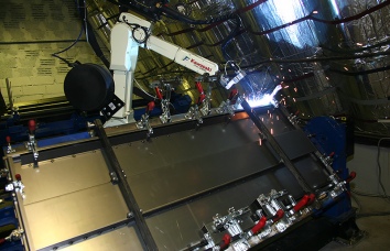 Laiptinės durų suvirinimo robotas